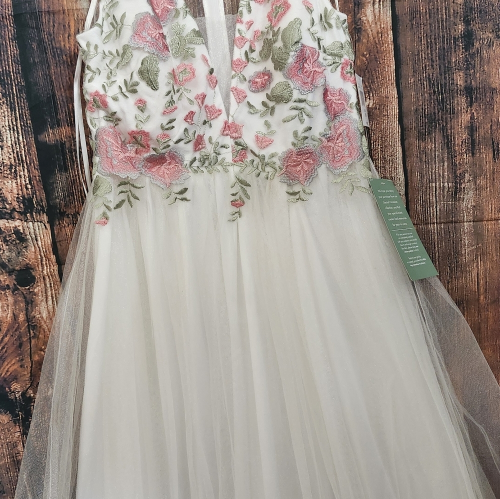 Elegant White Dress with Floral Embroidery - Picture 3 of 9